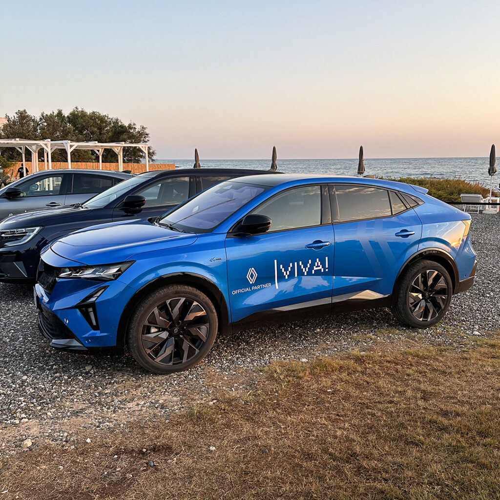 Auto personalizzata con adesivo prespaziato per Viva Festival