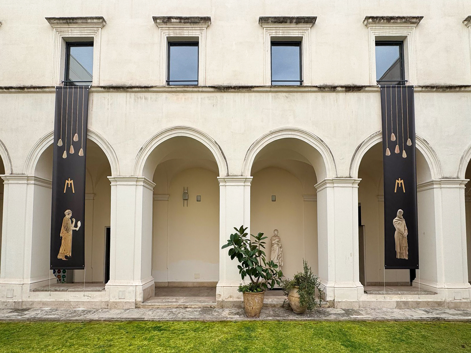 Stendardi su telo gommato con aste e asole per il Museo Marta di Taranto